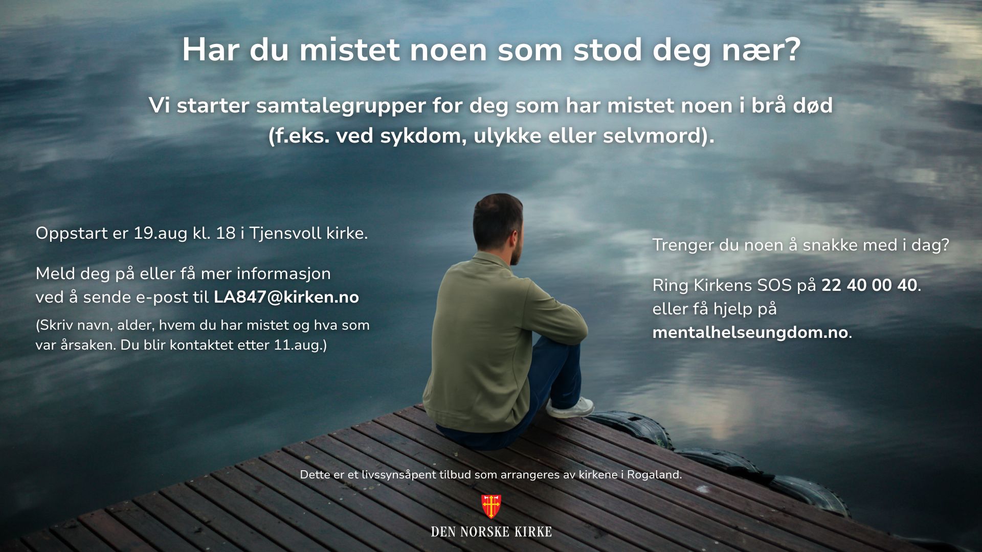 Bildet viser en mann, sett bak fra siden, sittende for seg selv på en brygge ved vannet.